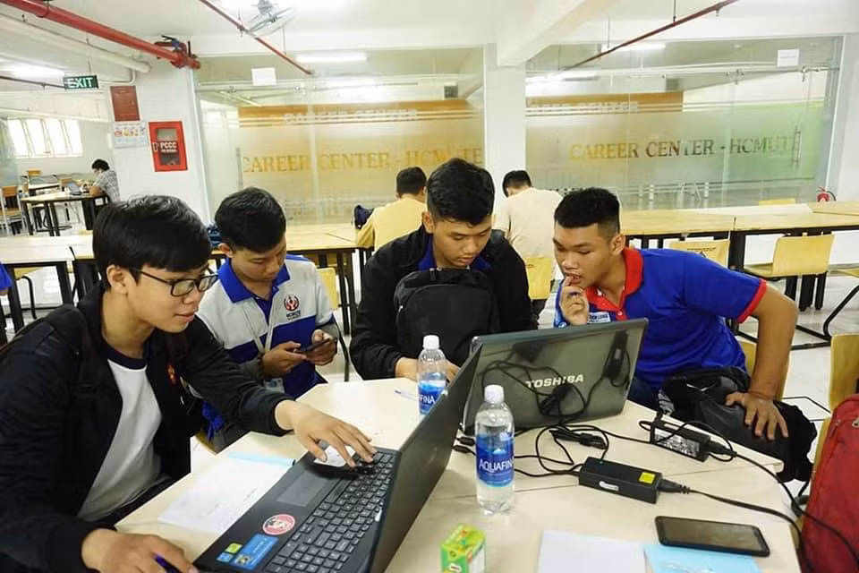Sinh viên trường ĐH SPKT TP. HCM tiếp tục học trực tuyến đến gần cuối tháng 5/2021.