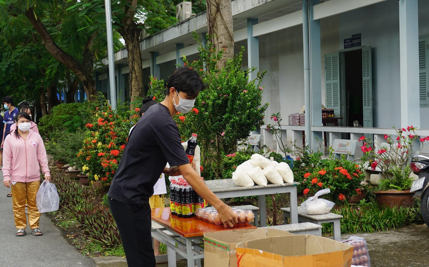 Sinh viên trường ĐH Cần Thơ nhận hỗ trợ thực phẩm của nhà trường. Ảnh: ĐH Cần Thơ