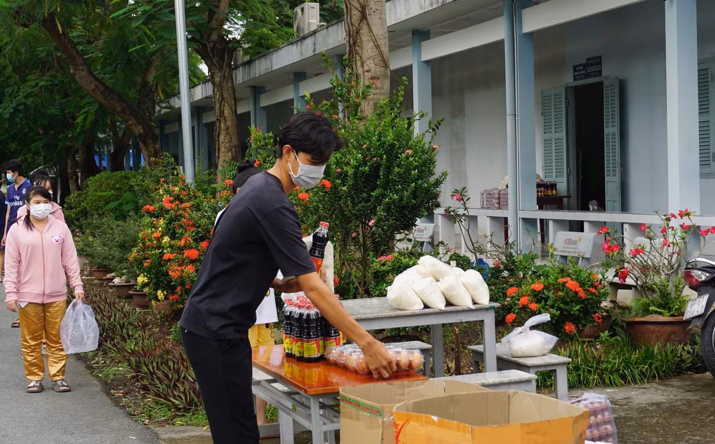 Sinh viên trường ĐH Cần Thơ nhận hỗ trợ thực phẩm của nhà trường. Ảnh: ĐH Cần Thơ