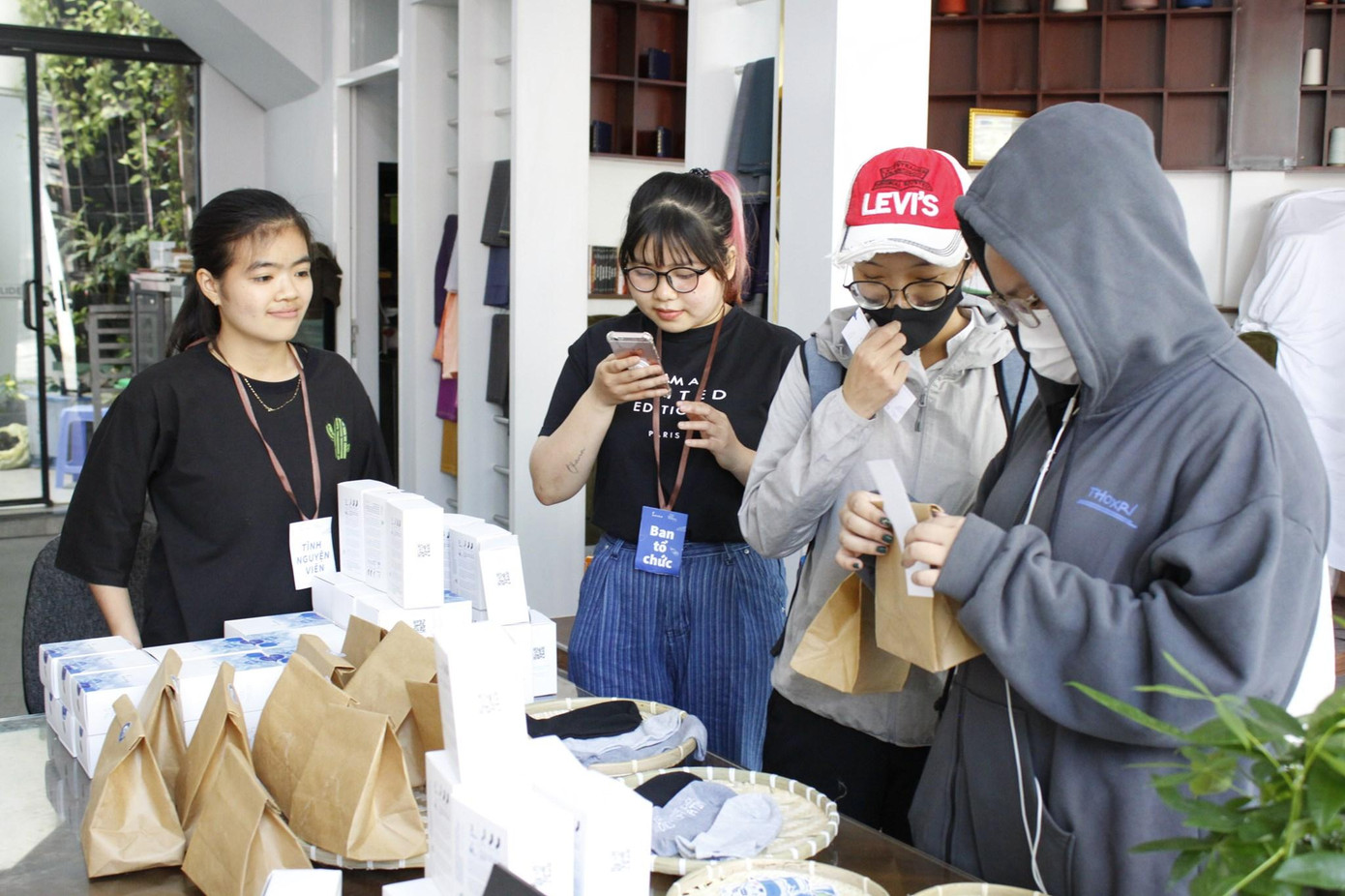 Cứ 9 chai nhựa, có thể kéo được 3 đôi vớ, đủ chuẩn xuất khẩu.