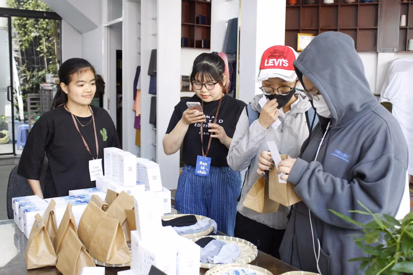 Cứ 9 chai nhựa, có thể kéo được 3 đôi vớ, đủ chuẩn xuất khẩu.