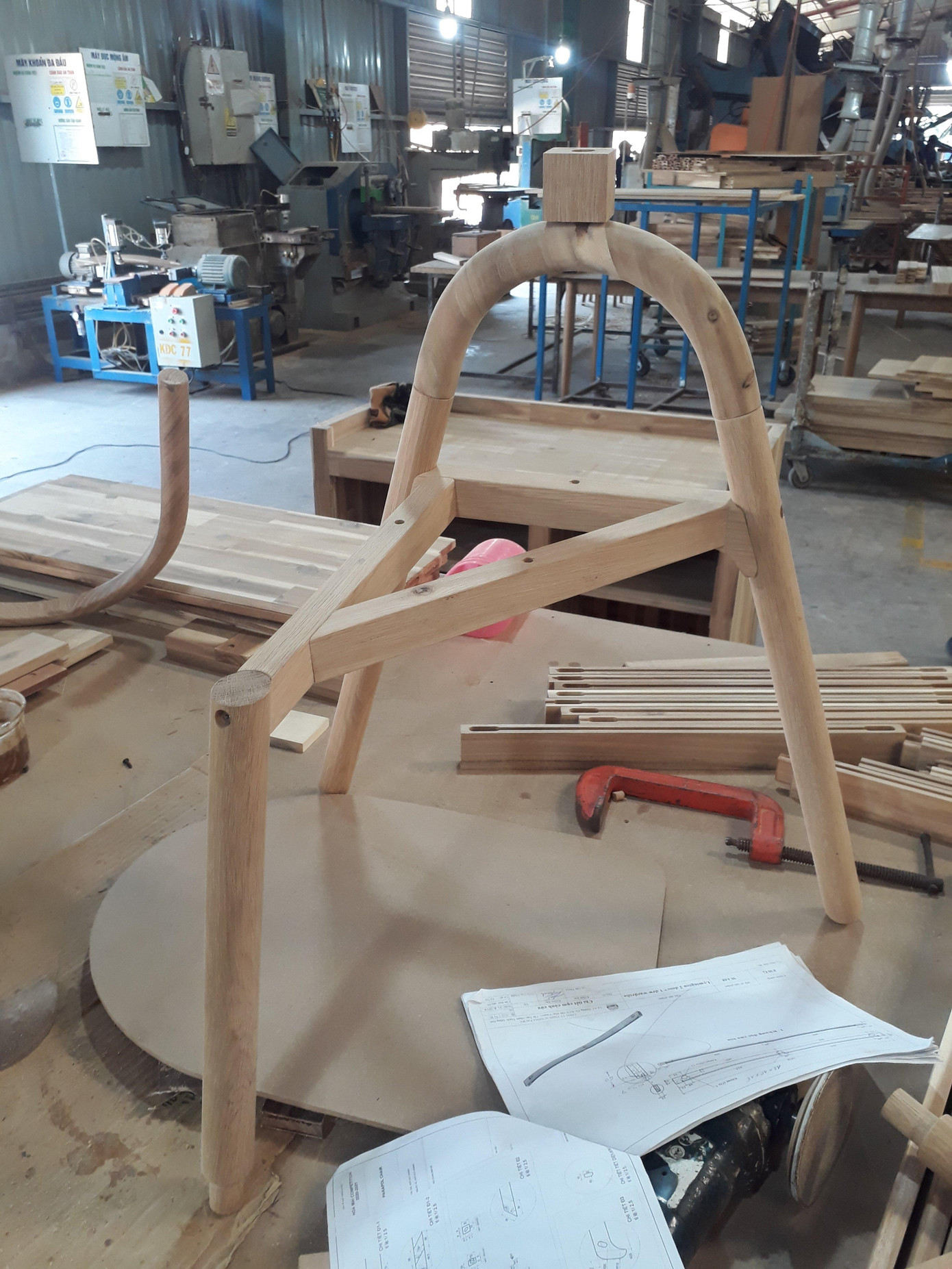 Chiếc ghế Parabol của Duy Khánh dần hình thành.