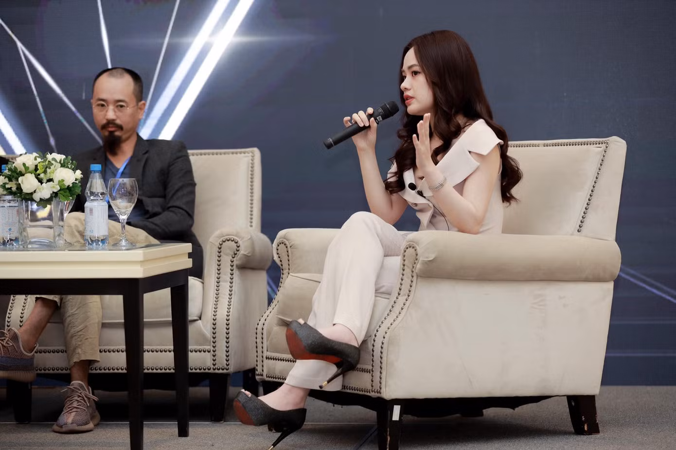 Lê Hàn Tuệ Lâm làm diễn giả trong một chương trình khởi nghiệp. Lê Hàn Tuệ Lâm làm diễn giả trong một chương trình khởi nghiệp.
