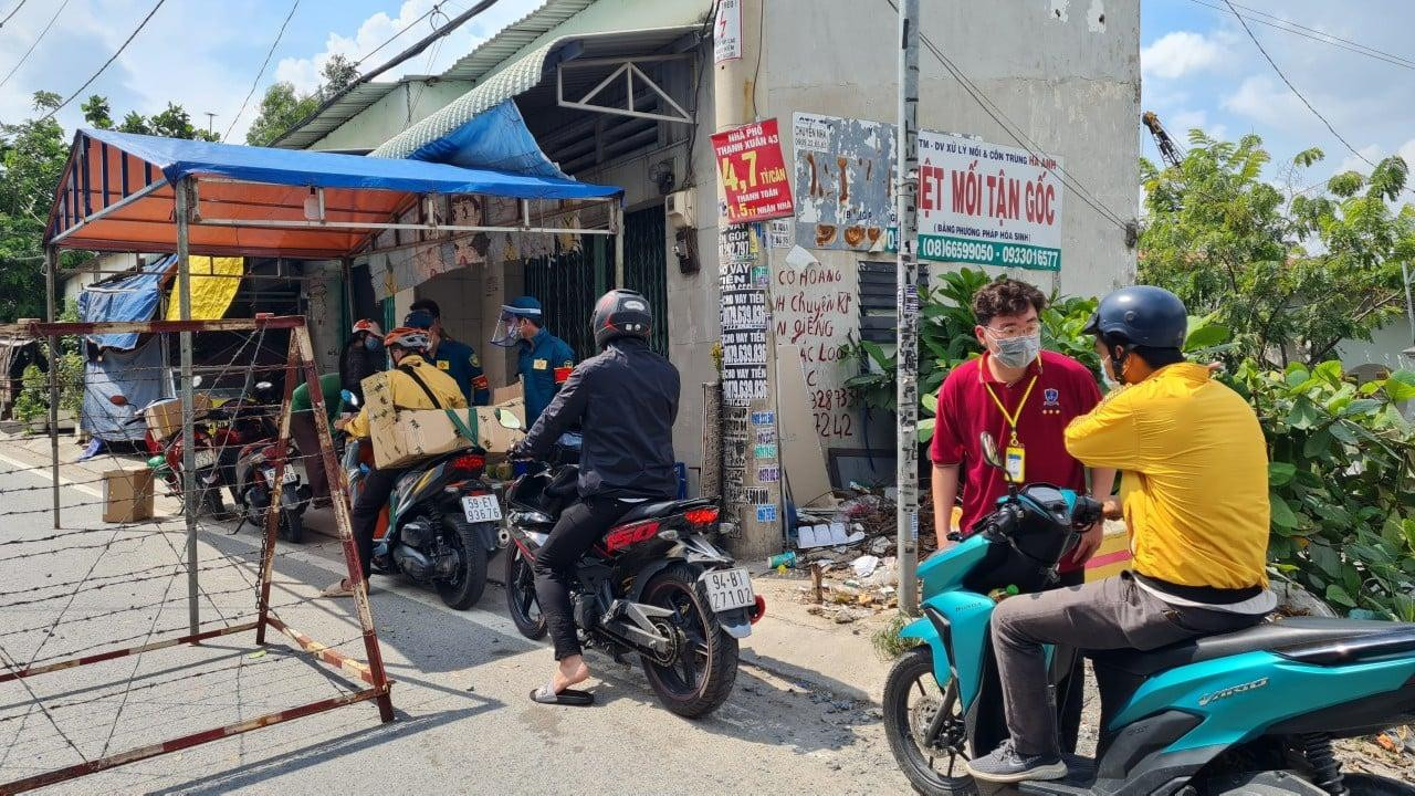 Sinh viên trường ĐH Nguyễn Tất Thành hỗ trợ điều tiết giao thông tại chốt giám sát ở Quận 12.