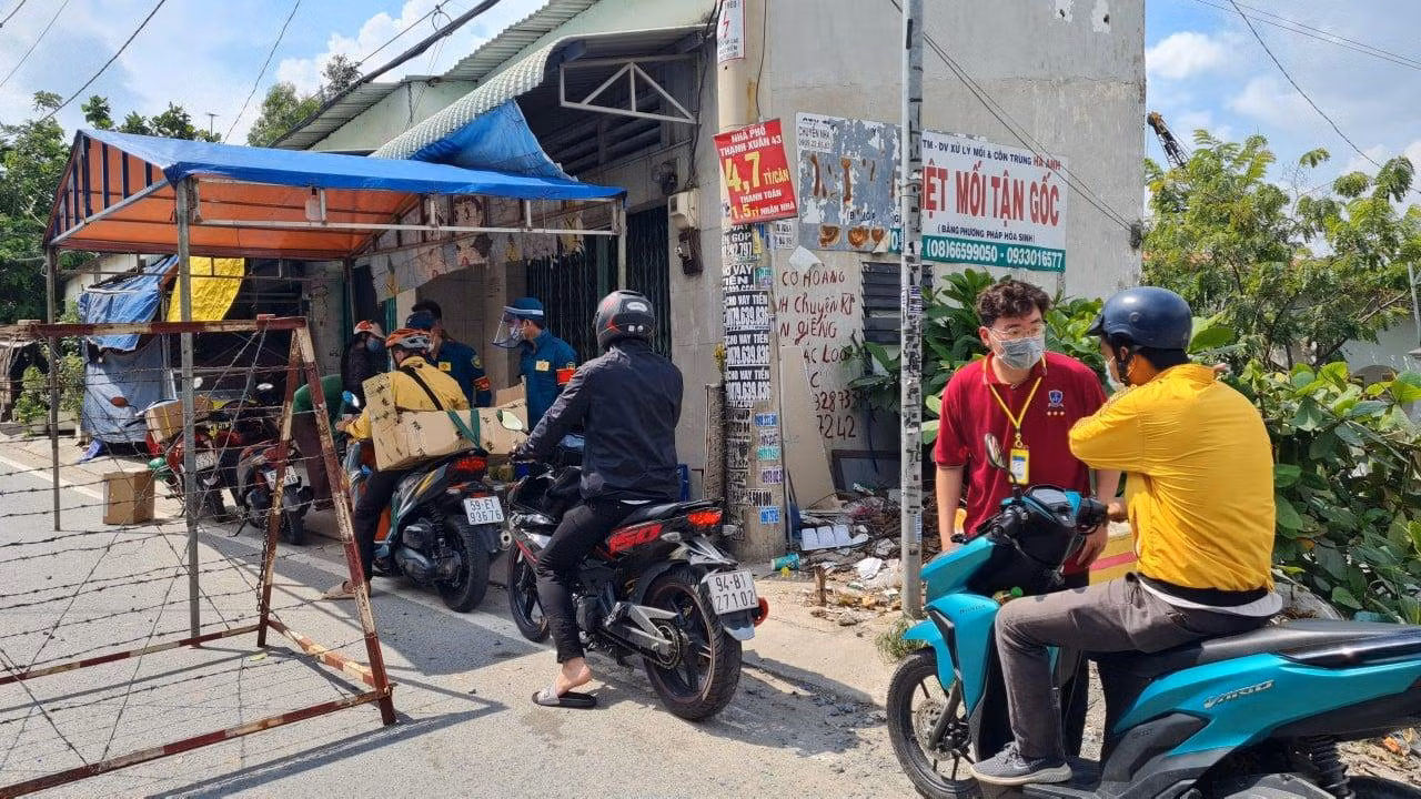 Sinh viên trường ĐH Nguyễn Tất Thành hỗ trợ điều tiết giao thông tại chốt giám sát ở Quận 12.