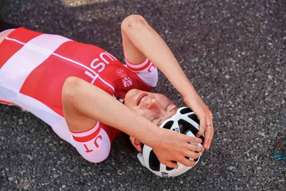 Anna Kiesenhofer về trước người thứ 2 đến 1 phút 15 giây và nằm thở hổn hển.