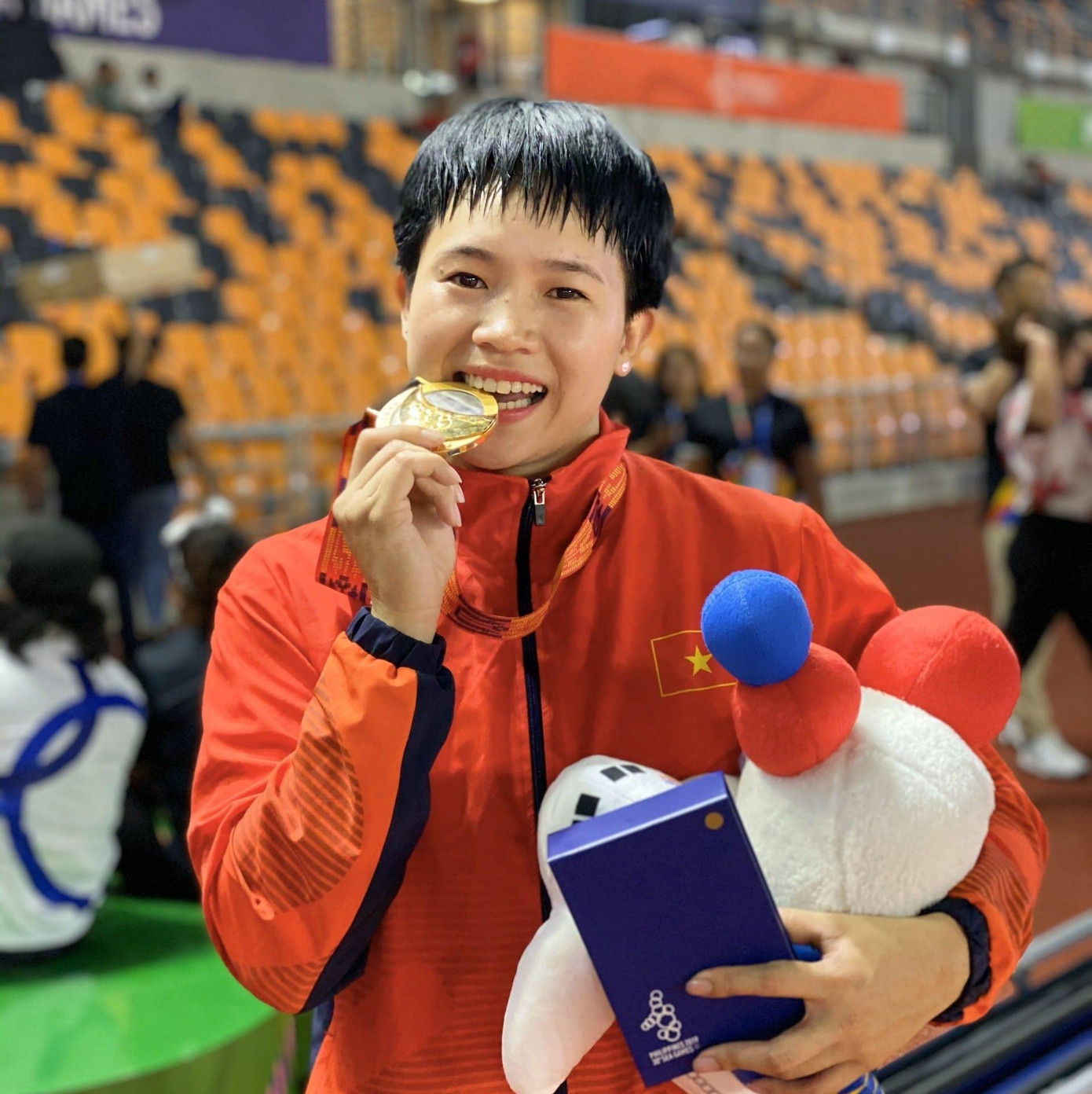 Hoàng Thị Ngọc và chiếc HCV tại SEA Games 30. Hoàng Thị Ngọc và chiếc HCV tại SEA Games 30.