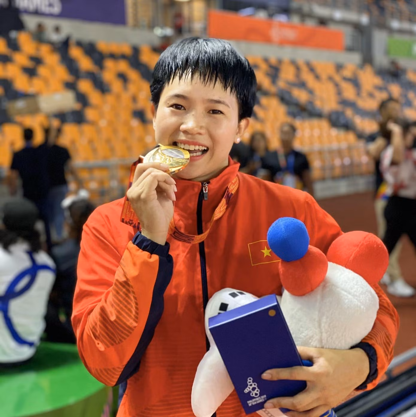 Hoàng Thị Ngọc và chiếc HCV tại SEA Games 30.