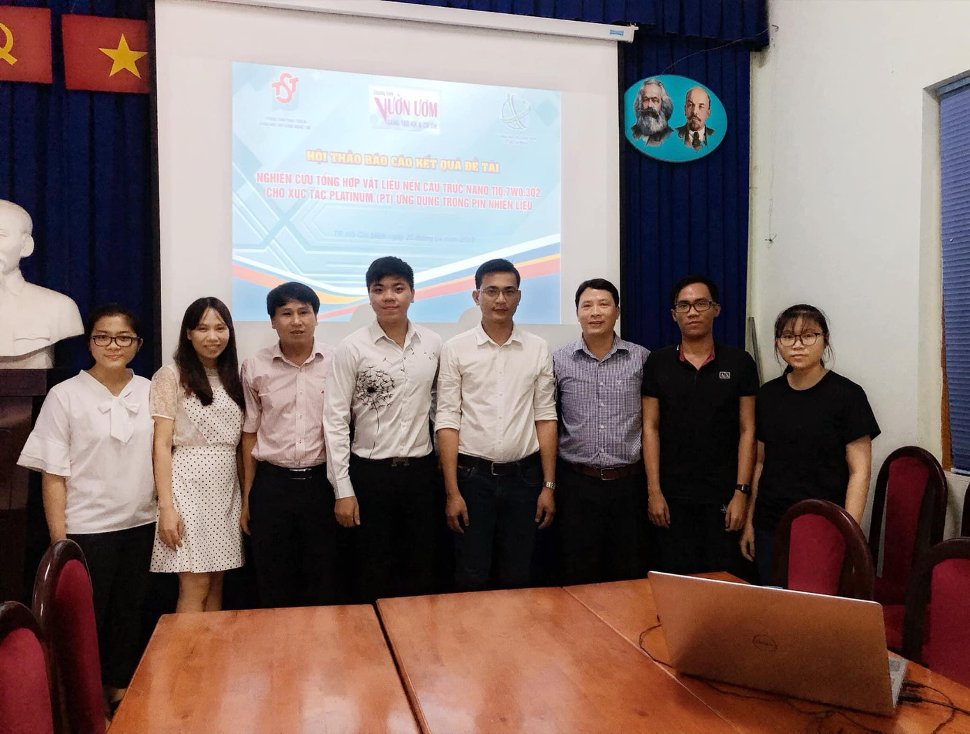 Phạm Quốc Hậu (thứ 5, từ trái sang) và nhóm nghiên cứu của Chương trình Vườn ươm sáng tạo Khoa học và Công nghệ. Phạm Quốc Hậu (thứ 5, từ trái sang) và nhóm nghiên cứu của Chương trình Vườn ươm sáng tạo Khoa học và Công nghệ.