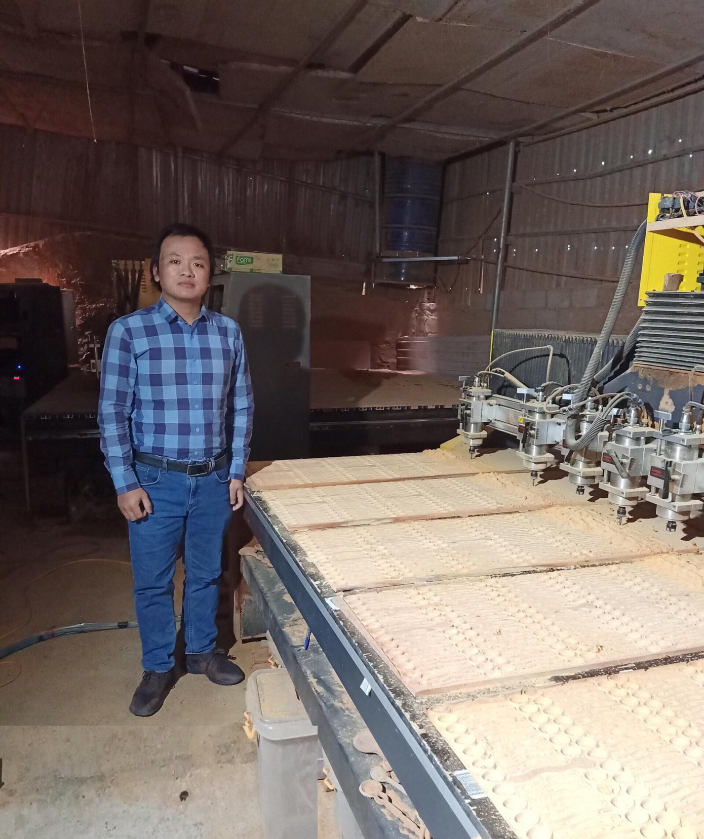 Nguyễn Văn Thực trong xưởng sản xuất thìa gỗ bằng máy CNC. Ảnh: NVCC Nguyễn Văn Thực trong xưởng sản xuất thìa gỗ bằng máy CNC. Ảnh: NVCC