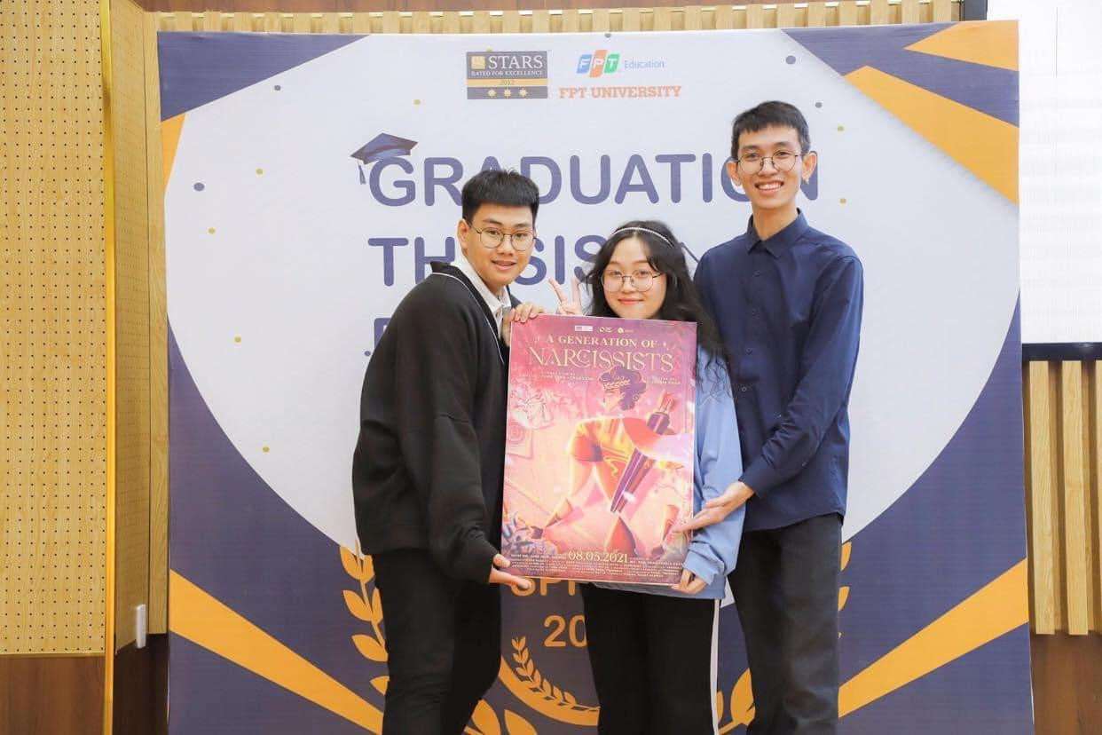 Thanh Tùng, Tuyết Nhi và Nhựt Trường trong buổi bảo vệ đồ án tốt nghiệp. Thanh Tùng, Tuyết Nhi và Nhựt Trường trong buổi bảo vệ đồ án tốt nghiệp.