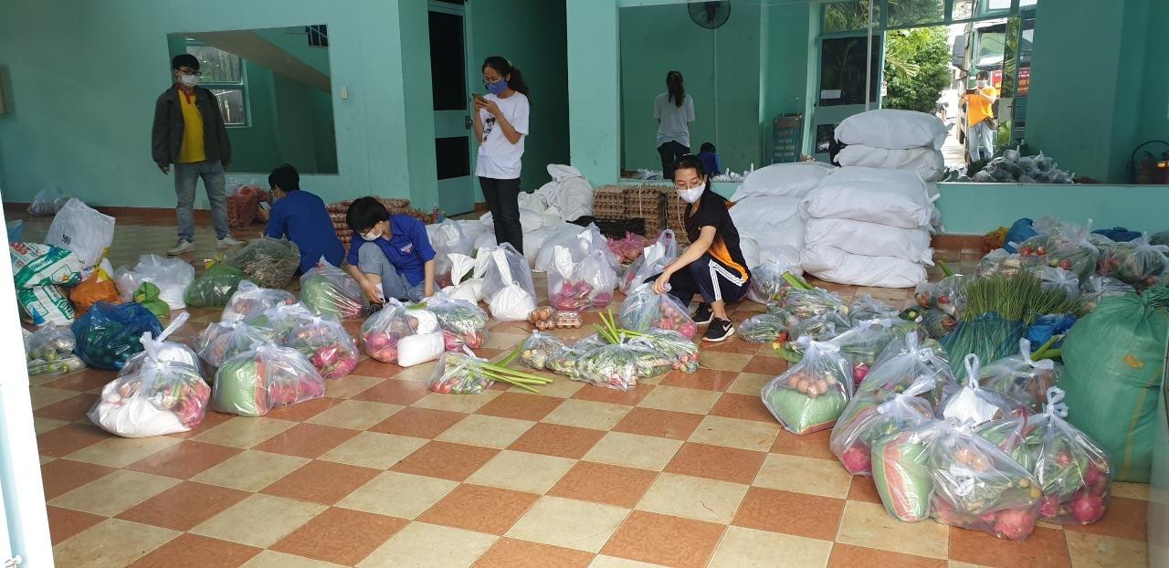 Cán bộ, giảng viên trường ĐH Công nghệ thông tin chuẩn bị nhu yếu phẩm tặng cho sinh viên ở các khu trọ tại TP. HCM và Dĩ An.