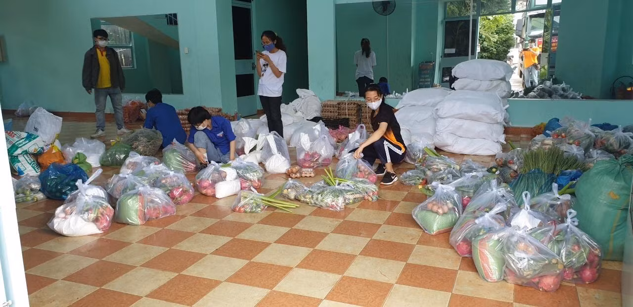 Cán bộ, giảng viên trường ĐH Công nghệ thông tin chuẩn bị nhu yếu phẩm tặng cho sinh viên ở các khu trọ tại TP. HCM và Dĩ An.