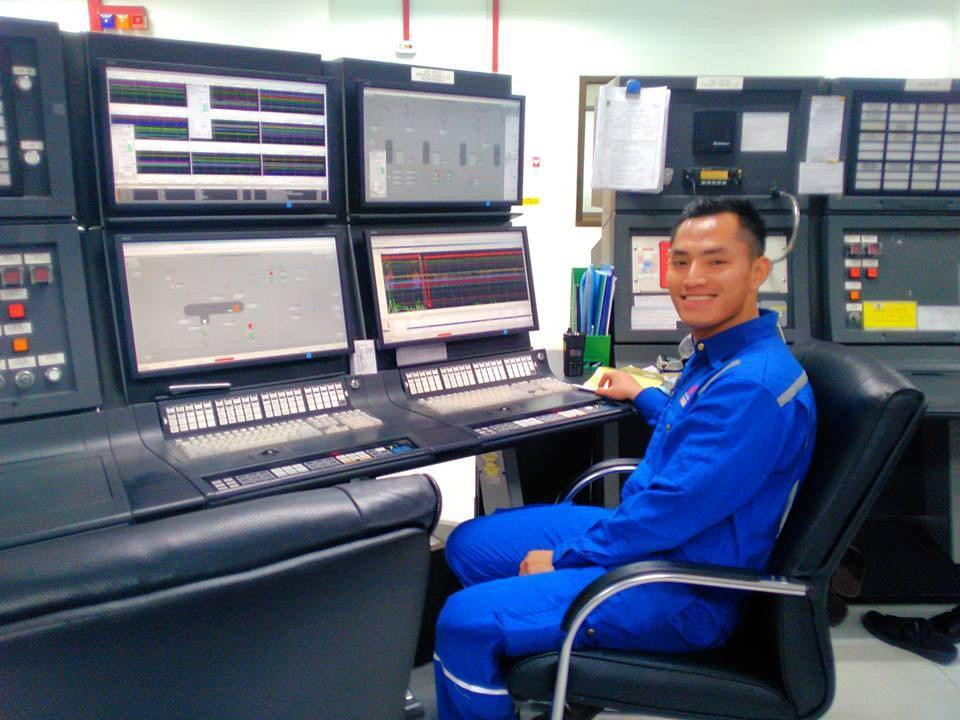 Trần Hoài Sơn làm việc tại giàn khoan ngoài khơi.