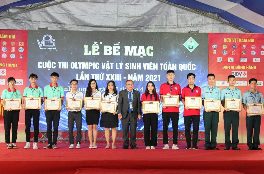 Trao giải Nhất cho các thí sinh tại Olympic Vật lý sinh viên toàn quốc năm 2021.