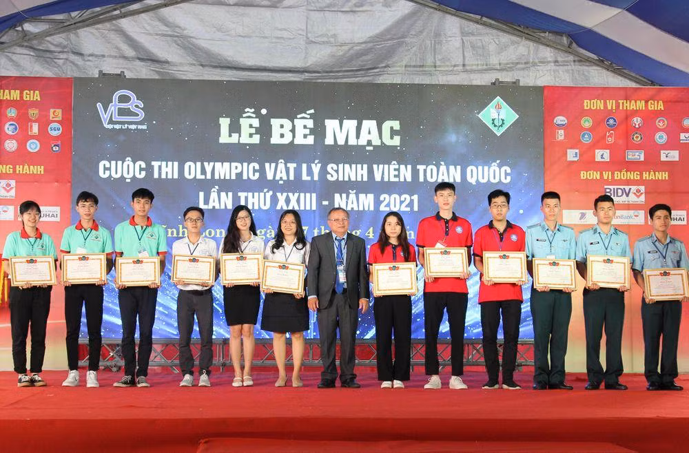 Trao giải Nhất cho các thí sinh tại Olympic Vật lý sinh viên toàn quốc năm 2021.