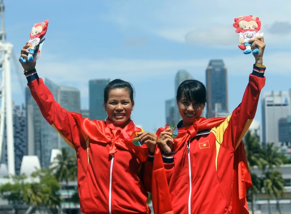 Phạm Thị Huệ (trái) với chiếc HCB SEA Games 30 tại Indonesia. Phạm Thị Huệ (trái) với chiếc HCB SEA Games 30 tại Indonesia.