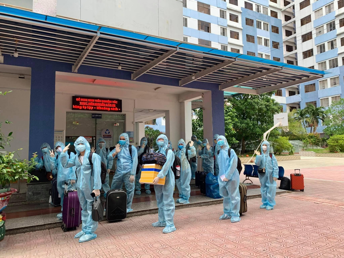 Sinh viên tại KTX trường ĐH Bách khoa (ĐHQG TP. HCM) được hỗ trợ về quê.