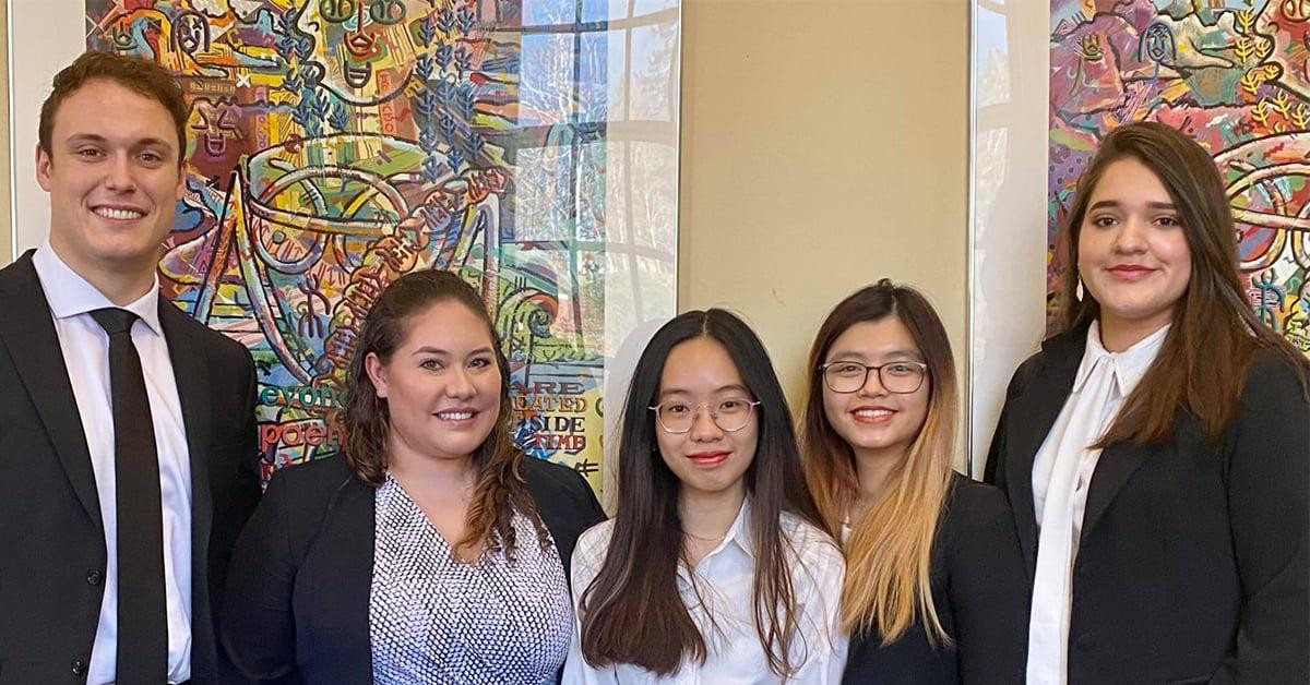 Đặng Quỳnh Giao ( áo trắng) và các bạn trong nhóm tham gia một chương trình học thuật. Đặng Quỳnh Giao ( áo trắng) và các bạn trong nhóm tham gia một chương trình học thuật.