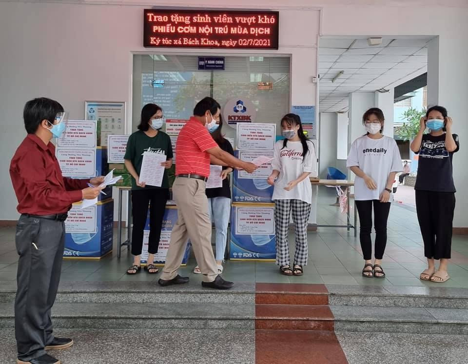 KTX trường ĐH Bách khoa (ĐHQG TP. HCM) trao hỗ trợ phiếu cơm cho sinh viên có hoàn cảnh khó khăn.