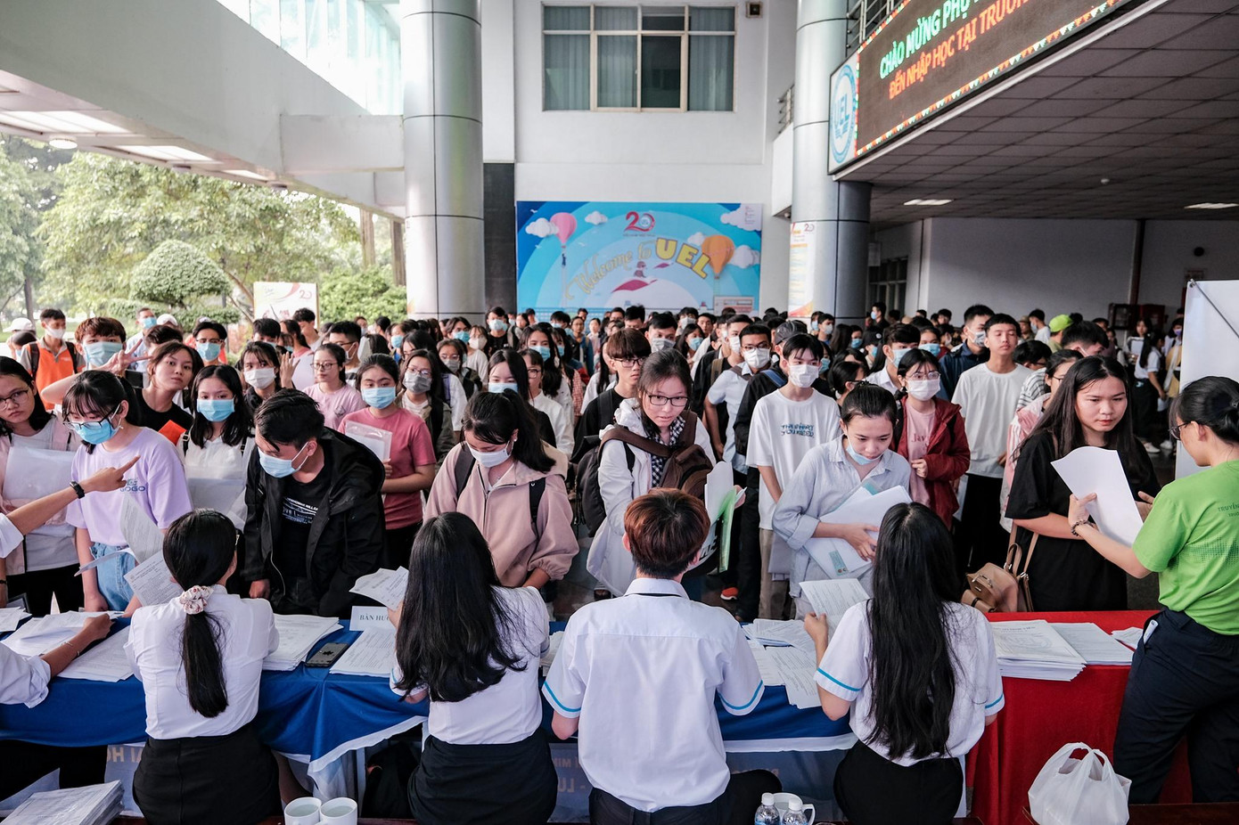 Sinh viên trường ĐH Kinh tế - Luật (ĐHQG TP. HCM) làm thủ tục nhập học năm 2020.