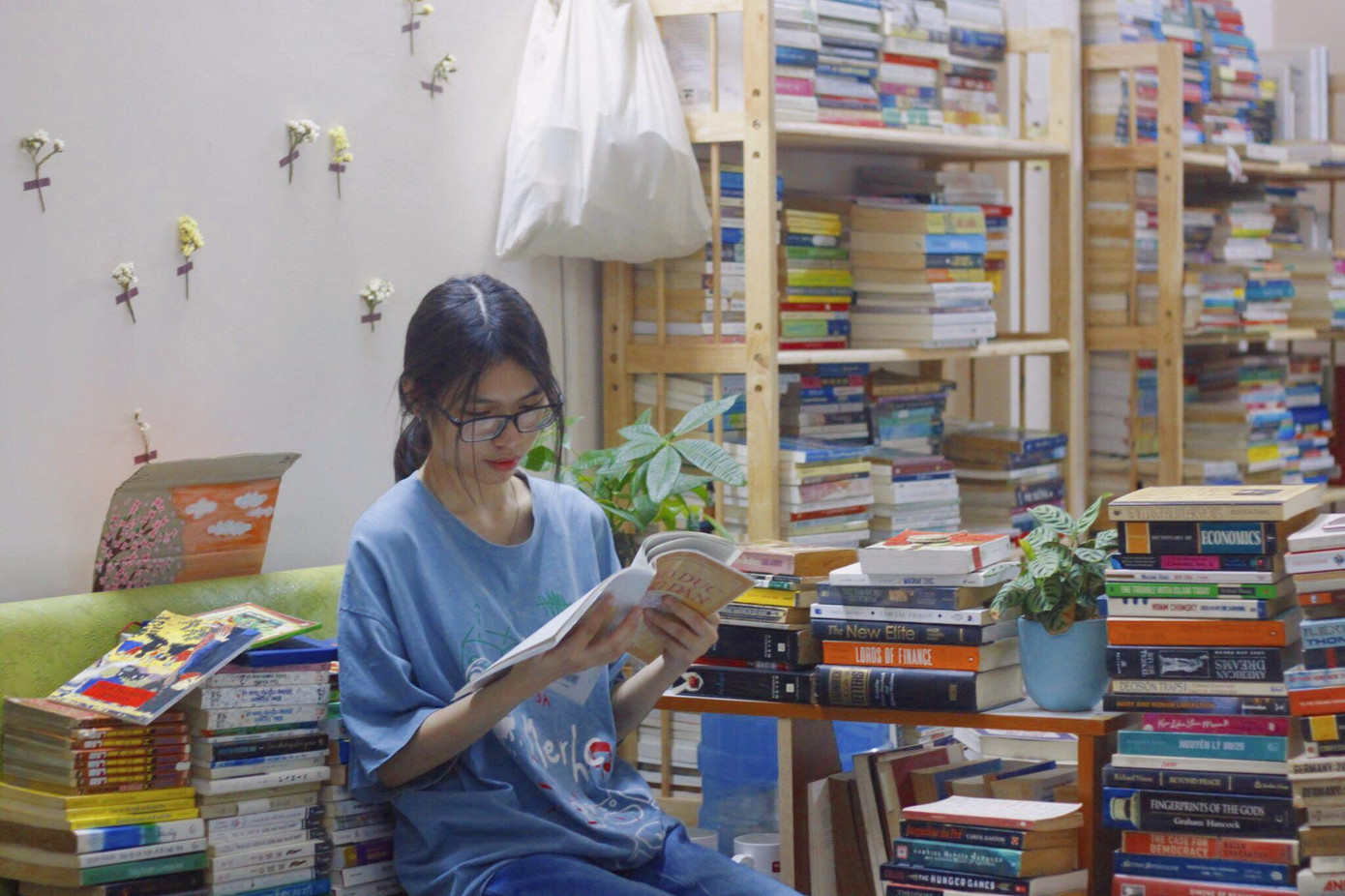 Không gian thư viện với hơn 2.000 đầu sách để khách đọc và mượn miễn phí. Không gian thư viện với hơn 2.000 đầu sách để khách đọc và mượn miễn phí.