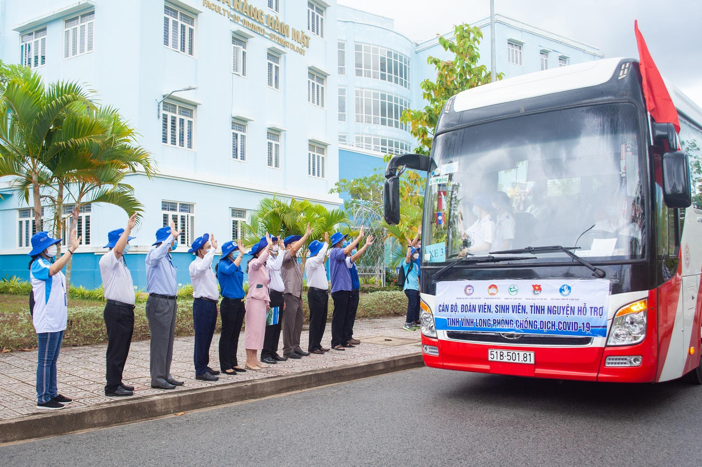 Ban Giám hiệu trường ĐH Y Dược Cần Thơ chia tay các sinh viên lên đường làm nhiệm vụ tại Vĩnh Long. Ảnh: ĐH YD Cần Thơ Ban Giám hiệu trường ĐH Y Dược Cần Thơ chia tay các sinh viên lên đường làm nhiệm vụ tại Vĩnh Long. Ảnh: ĐH YD Cần Thơ