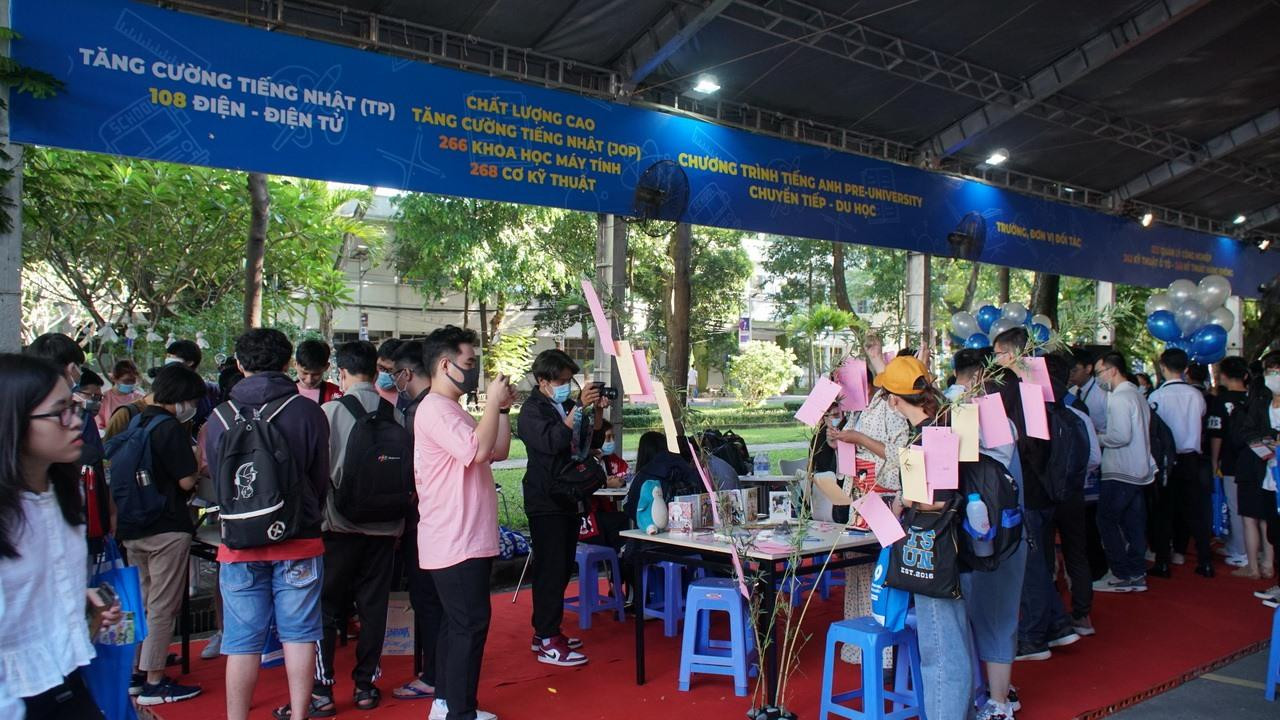 Sinh viên trường ĐH Bách khoa (ĐHQG TP. HCM) tham gia ngày hội nghiên cứu khoa học, tháng 4/2021.