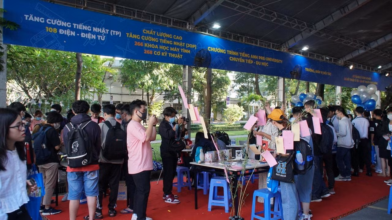 Sinh viên trường ĐH Bách khoa (ĐHQG TP. HCM) tham gia ngày hội nghiên cứu khoa học, tháng 4/2021.