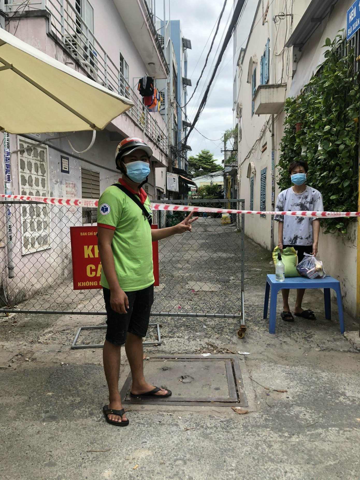 Sinh viên trường ĐH Công nghiệp Thực phẩm nhận hỗ trợ ngay điểm giăng dây cách ly. Sinh viên trường ĐH Công nghiệp Thực phẩm nhận hỗ trợ ngay điểm giăng dây cách ly.