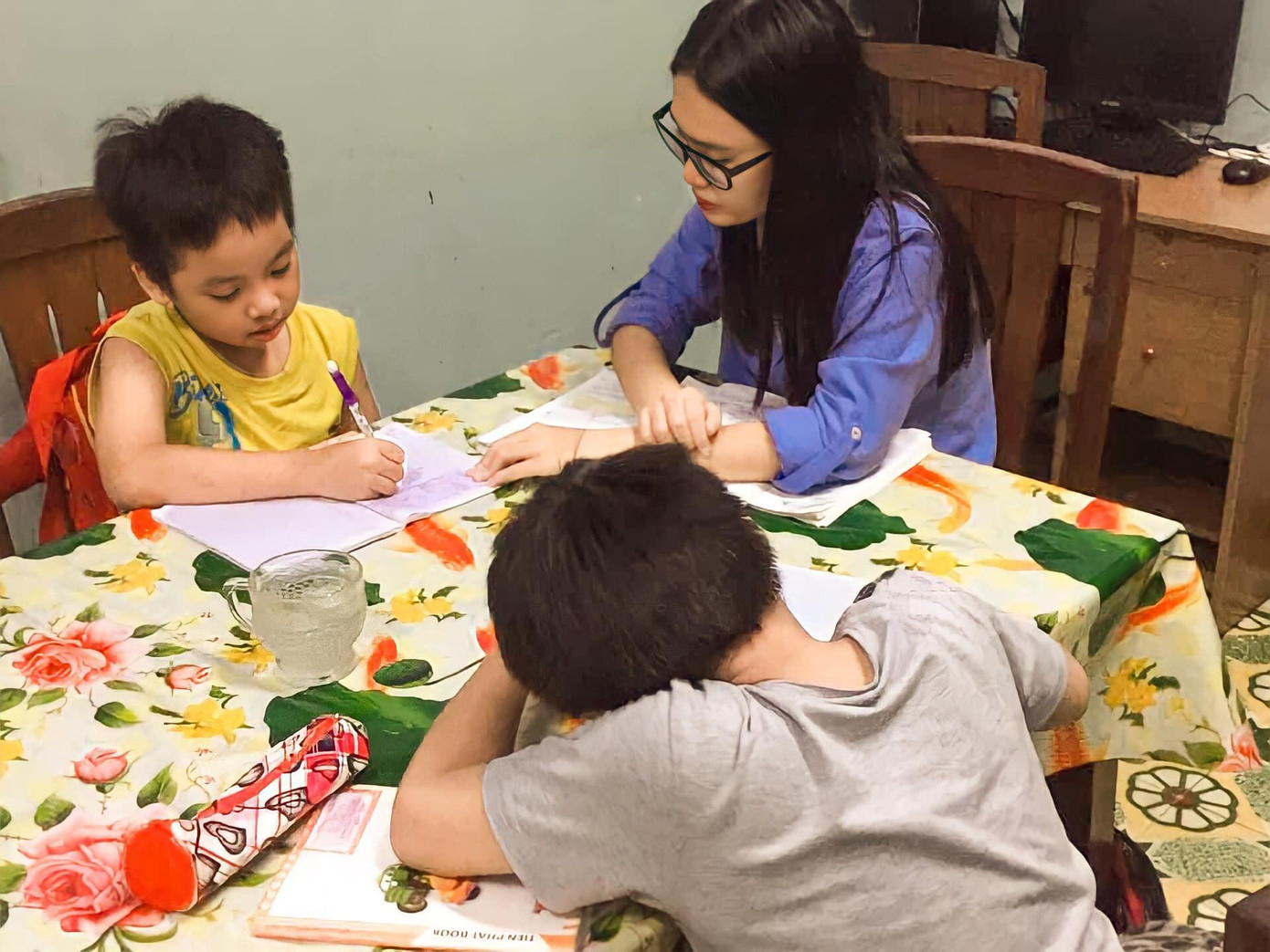 Tình nguyện viên "Nhà nhiều lá" dạy học cho trẻ em tại Làng trẻ em SOS Gò Vấp. Tình nguyện viên "Nhà nhiều lá" dạy học cho trẻ em tại Làng trẻ em SOS Gò Vấp.