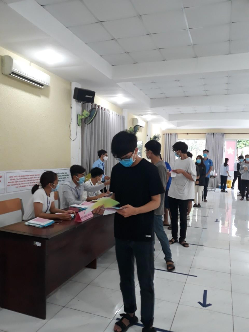 Cử tri sinh viên tham gia bỏ phiếu tại khu A KTX ĐHQG TP.HCM.