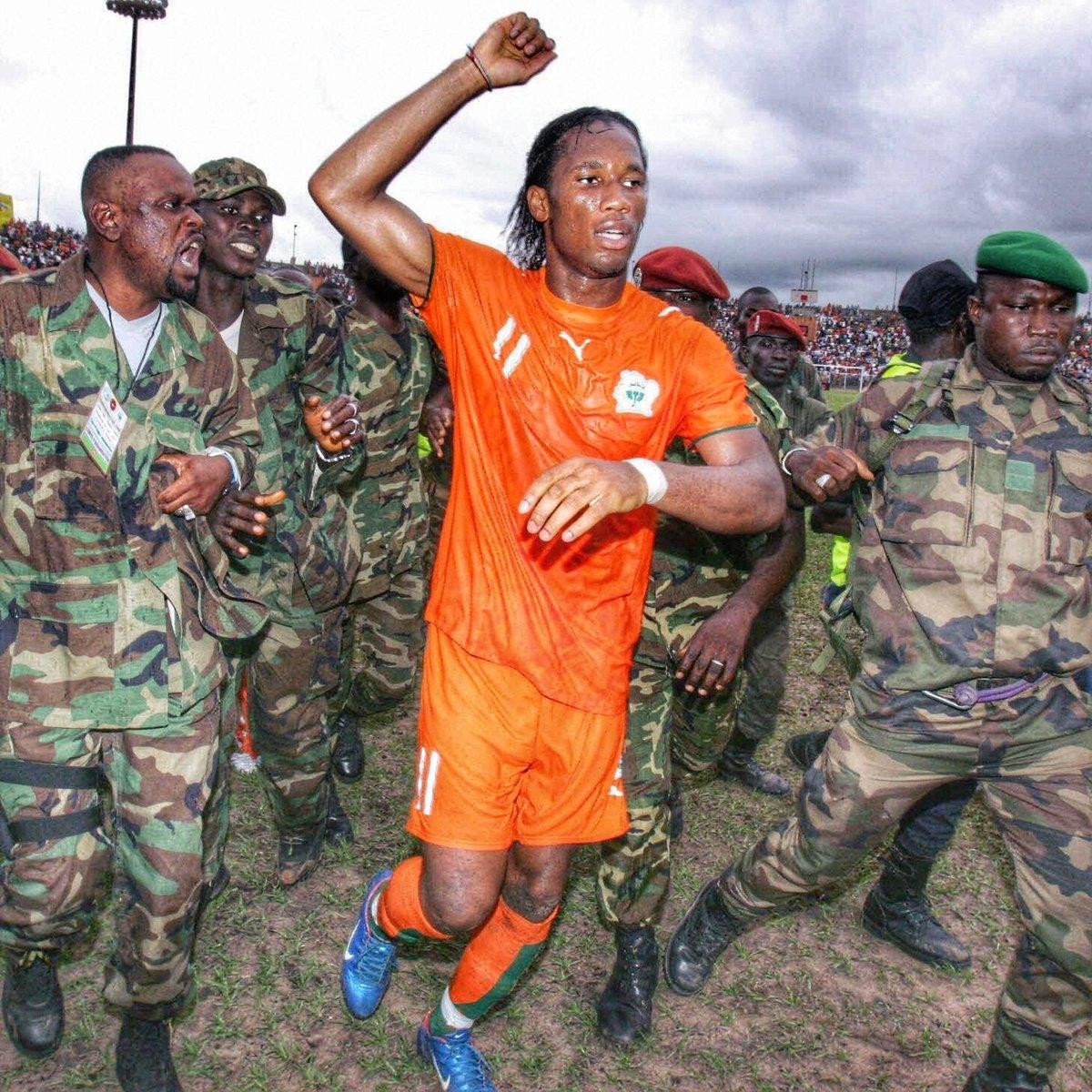 Didier Drogba trong vòng vây của cảnh sát sau trận đấu lịch sử với Sudan năm 2005.