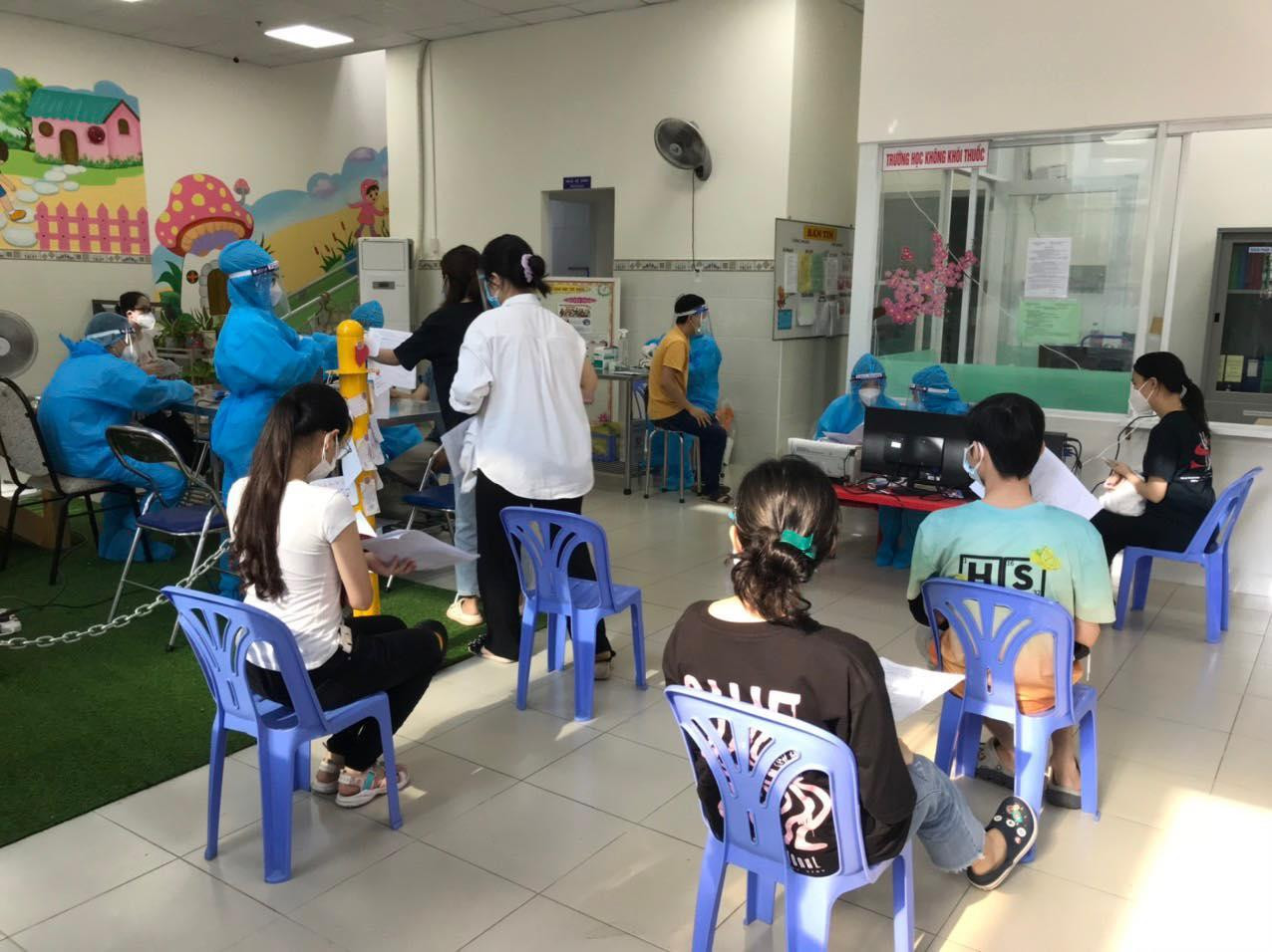Sinh viên tại KTX trường ĐH Bách khoa (ĐHQG TP. HCM) được tiêm vaccine phòng COVID-19.
