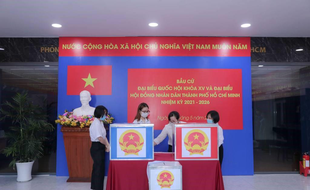 Sinh viên ĐH Công nghiệp tham gia bầu cử tại trường.