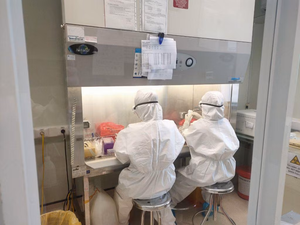 Phòng xét nghiệm - Vi sinh trường ĐH Y Dược Huế xét nghiệm SARS-CoV-2 hồi tháng 2/2021. Ảnh: ĐH YD Huế