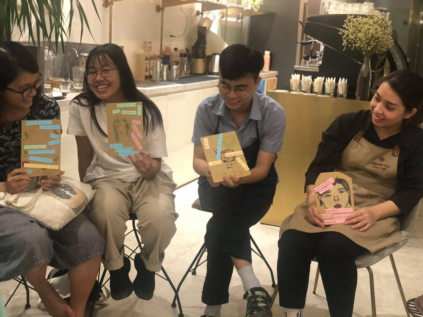 ... hoặc cùng nhau vẽ tranh, gửi thông điệp tốt đẹp đến người khác.