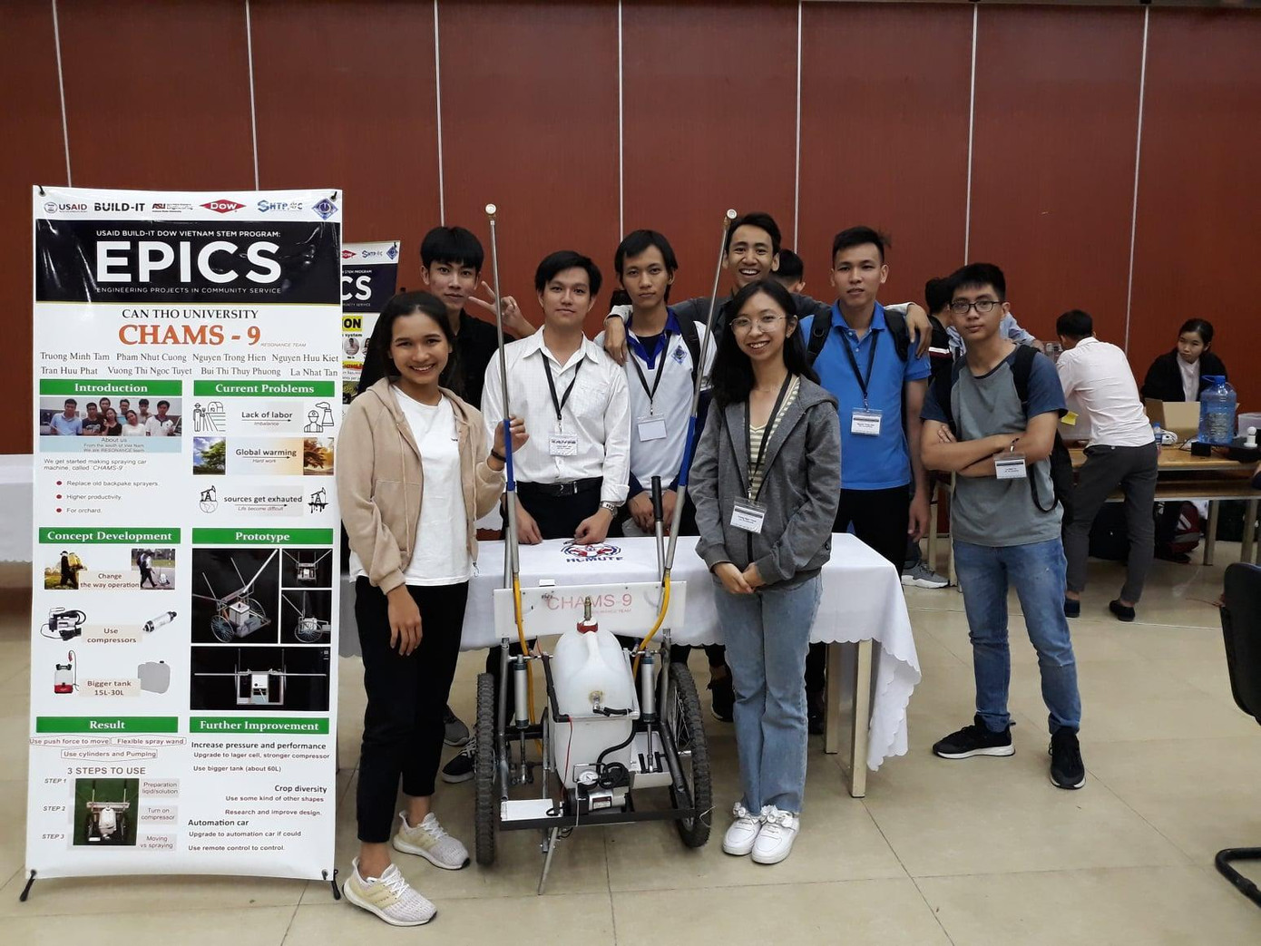 Tuyết cùng nhóm CTU-Team 1 giành giải tại Cuộc thi Dự án kỹ thuật phục vụ cộng đồng với sáng tạo Máy phun thuốc trừ sâu cho nông dân.