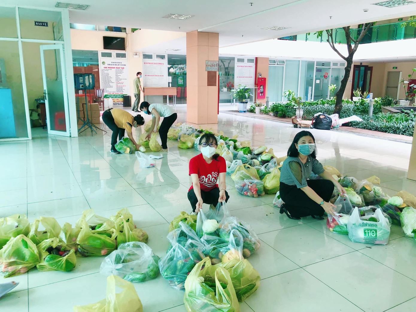 Cán bộ, giảng viên trường ĐH Nông Lâm TP. HCM chuẩn bị nhu yếu phẩm cho sinh viên tại KTX. Cán bộ, giảng viên trường ĐH Nông Lâm TP. HCM chuẩn bị nhu yếu phẩm cho sinh viên tại KTX.