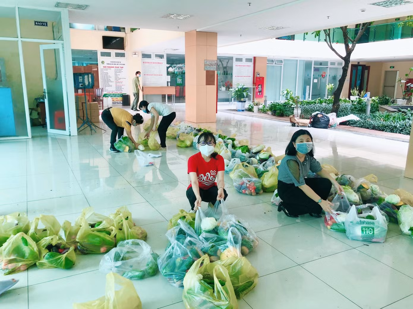 Cán bộ, giảng viên trường ĐH Nông Lâm TP. HCM chuẩn bị nhu yếu phẩm cho sinh viên tại KTX.