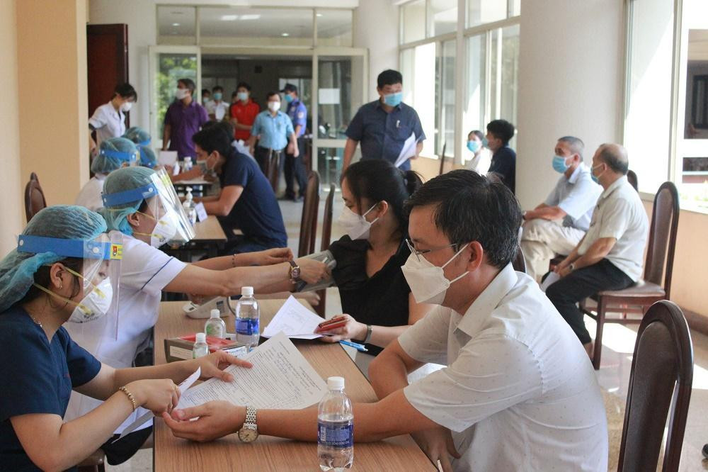 Khám sàng lọc cho giảng viên ĐHQG TP. HCM trước khi tiêm vắc xin. Ảnh: VNU HCM