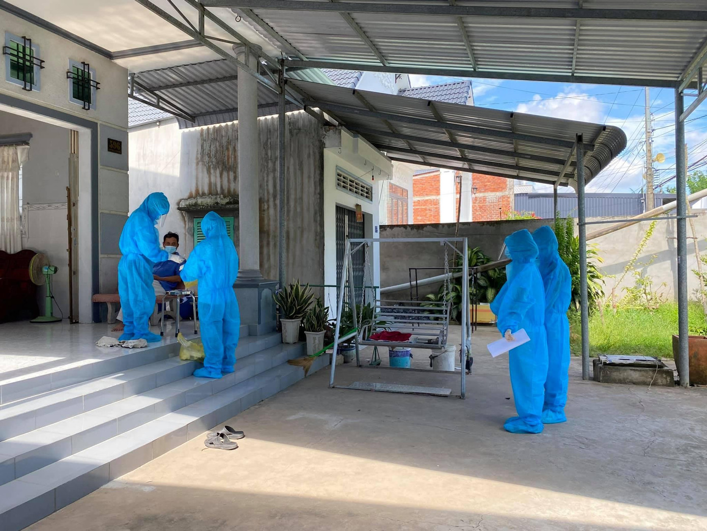 Sinh viên ĐH Y Dược Cần Thơ hỗ trợ lấy mẫu xét nghiệm tại một hộ dân ở Sa Đéc (Đồng Tháp). Sinh viên ĐH Y Dược Cần Thơ hỗ trợ lấy mẫu xét nghiệm tại một hộ dân ở Sa Đéc (Đồng Tháp).