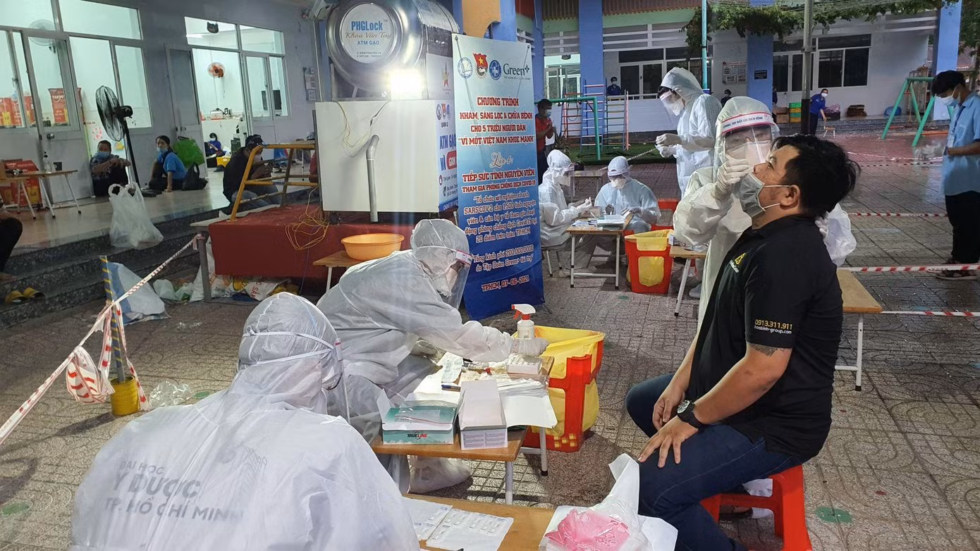 Sinh viên trường ĐH Y Dược TP. HCM tham gia lấy mẫu xét nghiệm COVID-19 tại Quận 12.