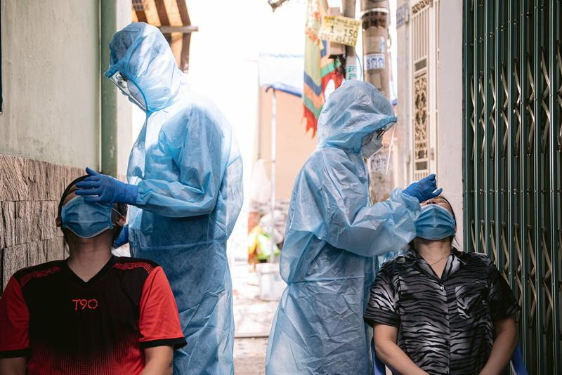 Lực lượng sinh viên y khoa tình nguyện tham gia lấy mẫu tại một khu dân cư ở TP. HCM. Lực lượng sinh viên y khoa tình nguyện tham gia lấy mẫu tại một khu dân cư ở TP. HCM.