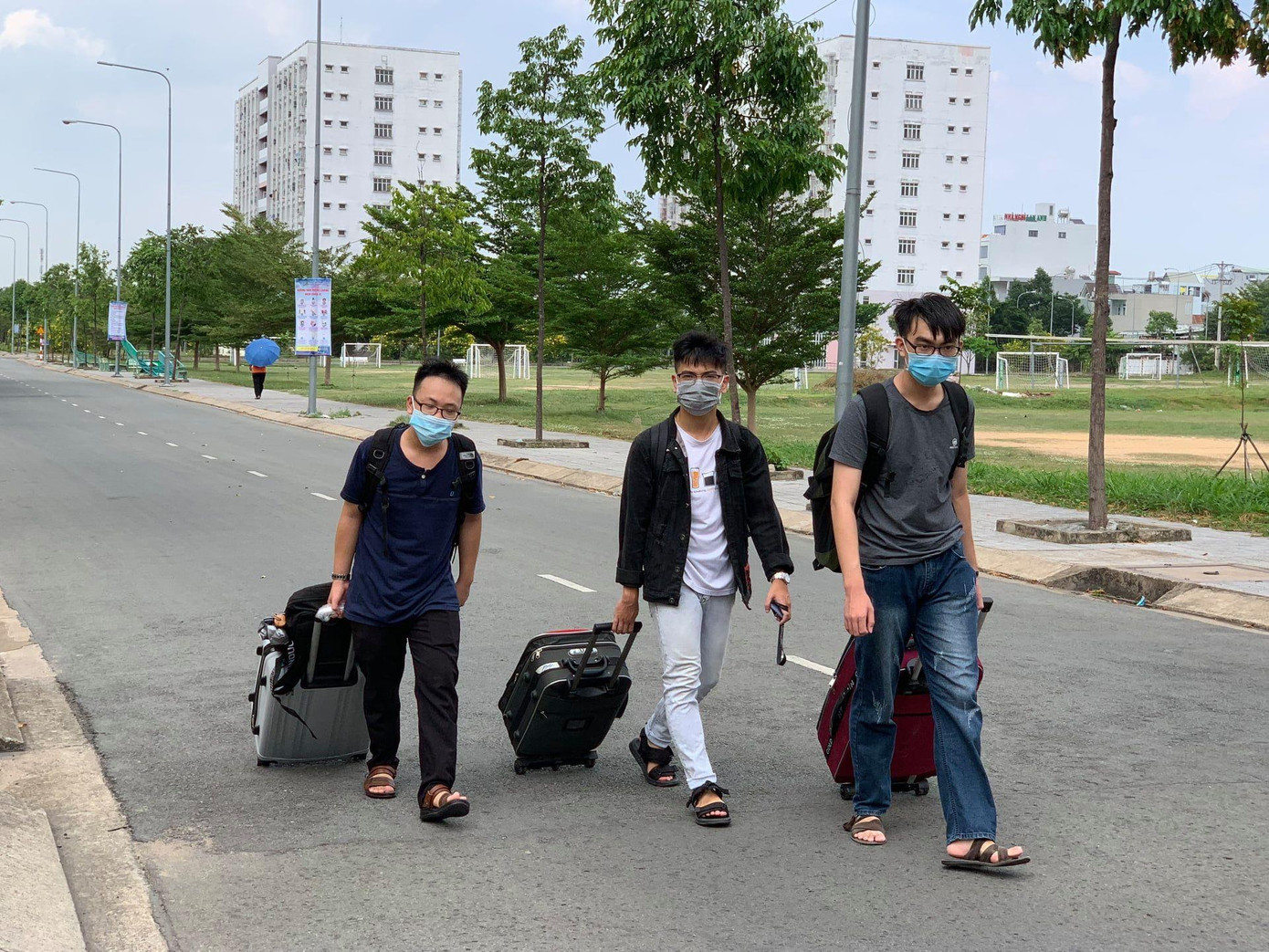 Sinh viên rời khỏi KTX ĐHQG TP. HCM sau khuyến cáo đầu tháng 5/2020.