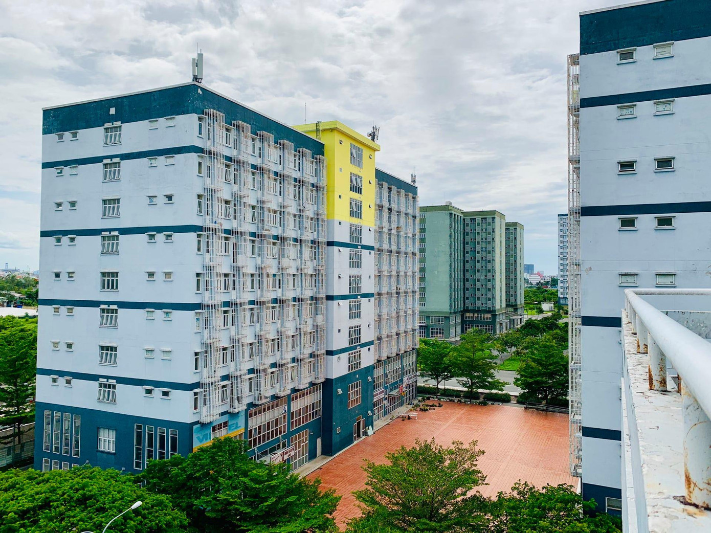 Trường ĐH Kinh tế Luật có 23 sinh viên còn ở lại khu B KTX ĐHQG TP. HCM sau khi nơi đây chuyển thành bệnh viện thu dung điều trị bệnh nhân COVID-19.