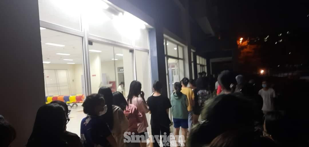 Sinh viên xếp hàng chờ lấy thùng tối ngày 29/5/2021. Sinh viên xếp hàng chờ lấy thùng tối ngày 29/5/2021.