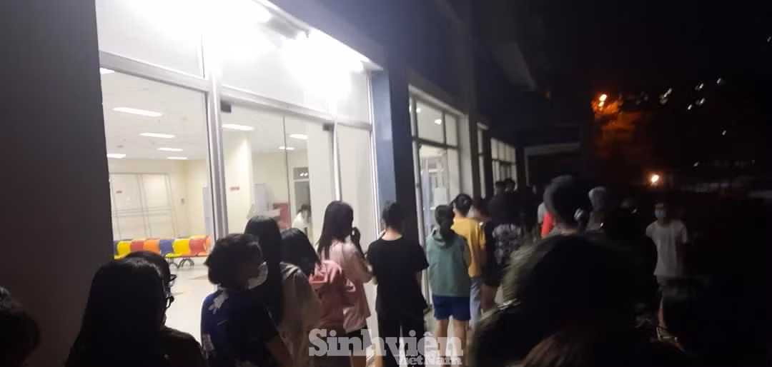 Sinh viên xếp hàng chờ lấy thùng tối ngày 29/5/2021.