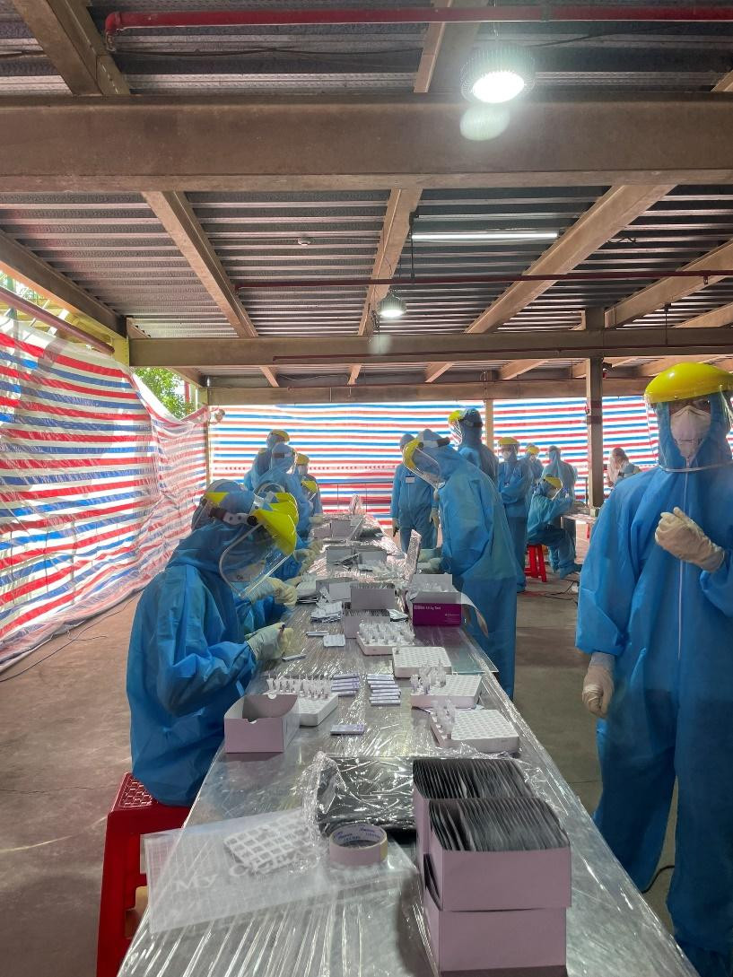 Tình nguyện viên ĐH Y Dược Cần Thơ chuẩn bị cho một buổi lấy mẫu xét nghiệm tại KCN Hòa Phú (Vĩnh Long). Tình nguyện viên ĐH Y Dược Cần Thơ chuẩn bị cho một buổi lấy mẫu xét nghiệm tại KCN Hòa Phú (Vĩnh Long).