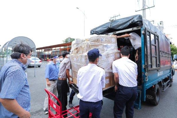 Chuyển máy thở MV20 cho Kho Dã chiến thuộc Bệnh viện Chợ Rẫy.